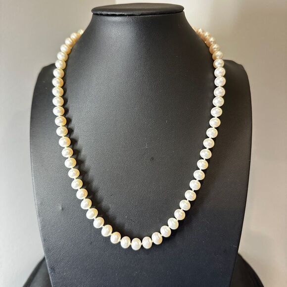 20" 14kt Yellow Gold Clasp and 8mm beautiful pearl necklace! - Picture 9 of 12
